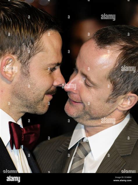 Dominic Monaghan and Billy Boyd Talk Cut Nude Scene Gag in。